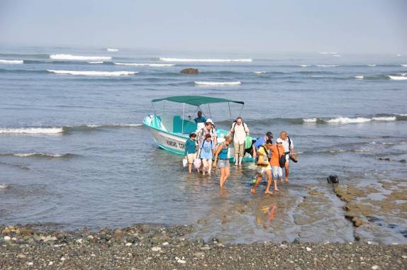 Desembarcando rm praia do Parque Nacional Corcovado, na Península de Osa, no sul da Costa Rica
